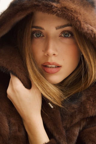 CHAQUETÓN DE PELO CON CAPUCHA