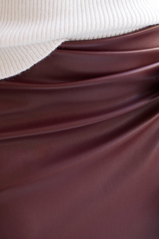 FALDA ENTUBADA ECOPIEL COLOR BERENJENA
