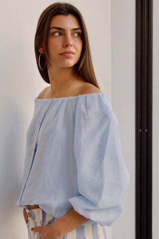 BLUSA ESCOTE MESONERA BABY BLUE