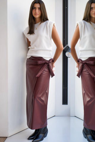 FALDA ENTUBADA ECOPIEL COLOR BERENJENA