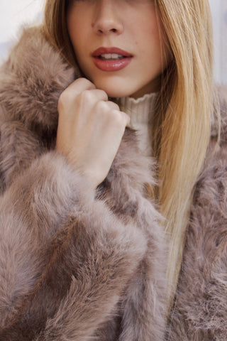 CHAQUETÓN DE PELO CON CAPUCHA