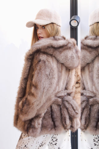 CHAQUETÓN DE PELO CON CAPUCHA