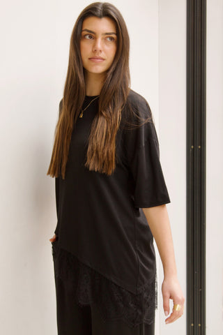 CAMISETA NEGRA BAJO PUNTILLA