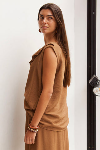 BLUSA ESCOTE VOLANTE