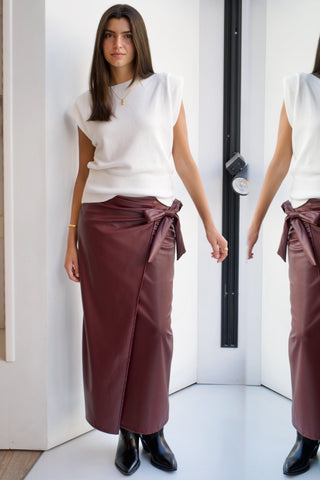 FALDA ENTUBADA ECOPIEL COLOR BERENJENA