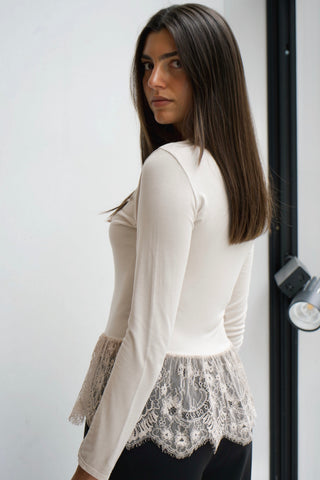 CAMISETA BEIGE BAJO PUNTILLA