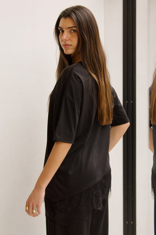 CAMISETA NEGRA BAJO PUNTILLA