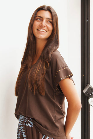 CAMISETA TACHAS MARRÓN CHOCOLATE