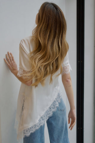 BLUSA ASEDADA BLANCA BAJO PUNTILLA