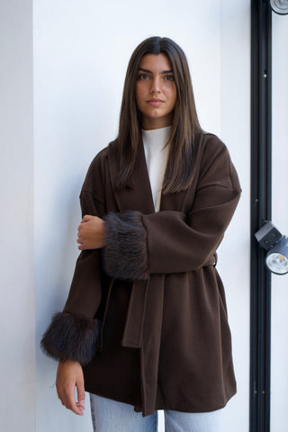 CHAQUETA MARRÓN PUÑOS DE PELO