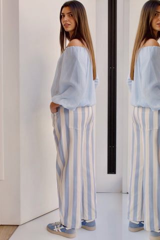 BLUSA ESCOTE MESONERA BABY BLUE