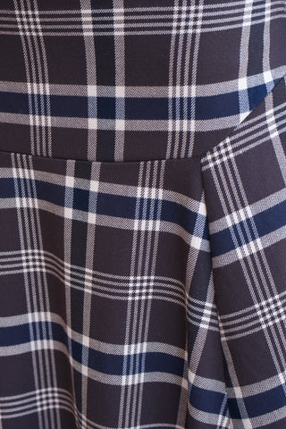 FALDA DE CUADROS BAJO PUNTILLA