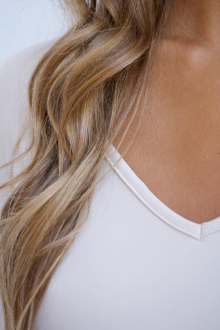 CAMISETA BÁSICA BEIGE ESCOTE PICO