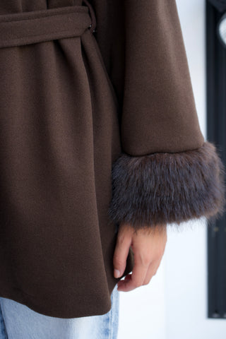 CHAQUETA MARRÓN PUÑOS DE PELO