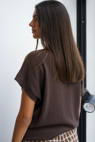 CAMISETA DE PUNTO MARRÓN ESCOTE PICO