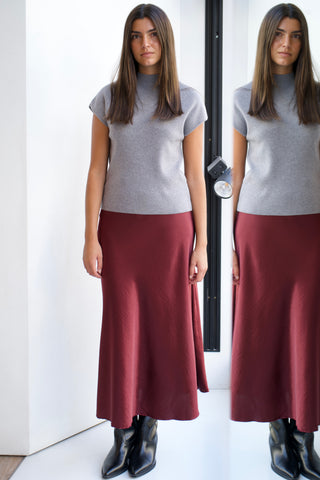 FALDA MIDI SATINADA COLOR VINO