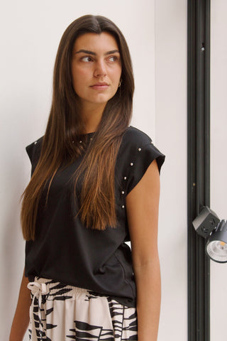 CAMISETA NEGRA TACHAS