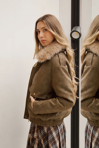 CAZADORA ENCERADA PELO EXTRAÍBLE