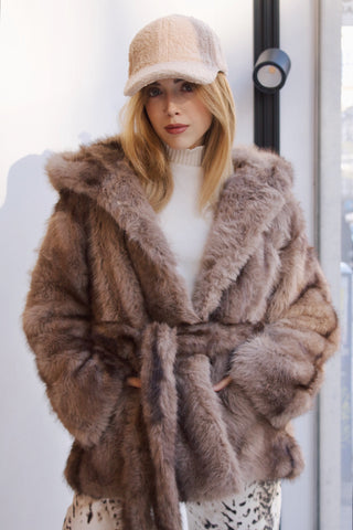 CHAQUETÓN DE PELO CON CAPUCHA