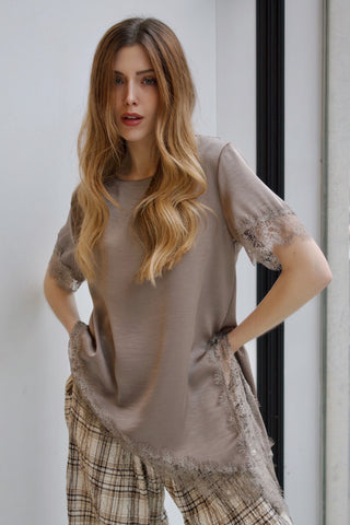 BLUSA ASEDADA BAJO PUNTILLA