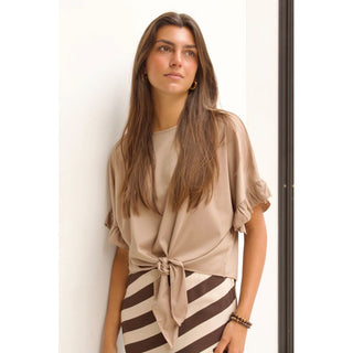 CAMISETA NUDO CINTURA VOLANTE EN LA MANGA