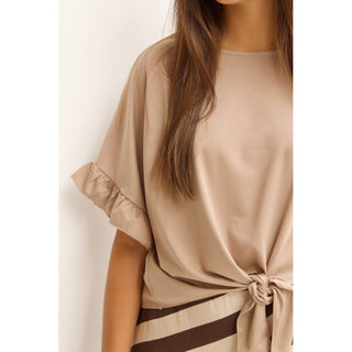 CAMISETA NUDO CINTURA VOLANTE EN LA MANGA