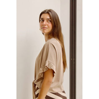 CAMISETA NUDO CINTURA VOLANTE EN LA MANGA