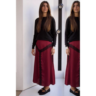 FALDA DE RASO DETALLE PUNTILLA