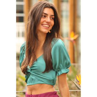 TOP DE RASO VERDE MANGA ABULLONADA
