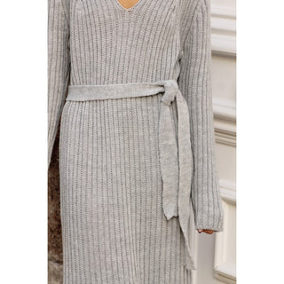 VESTIDO DE PUNTO ESCOTE PICO GRIS