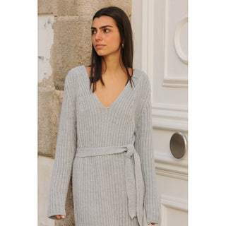 VESTIDO DE PUNTO ESCOTE PICO GRIS